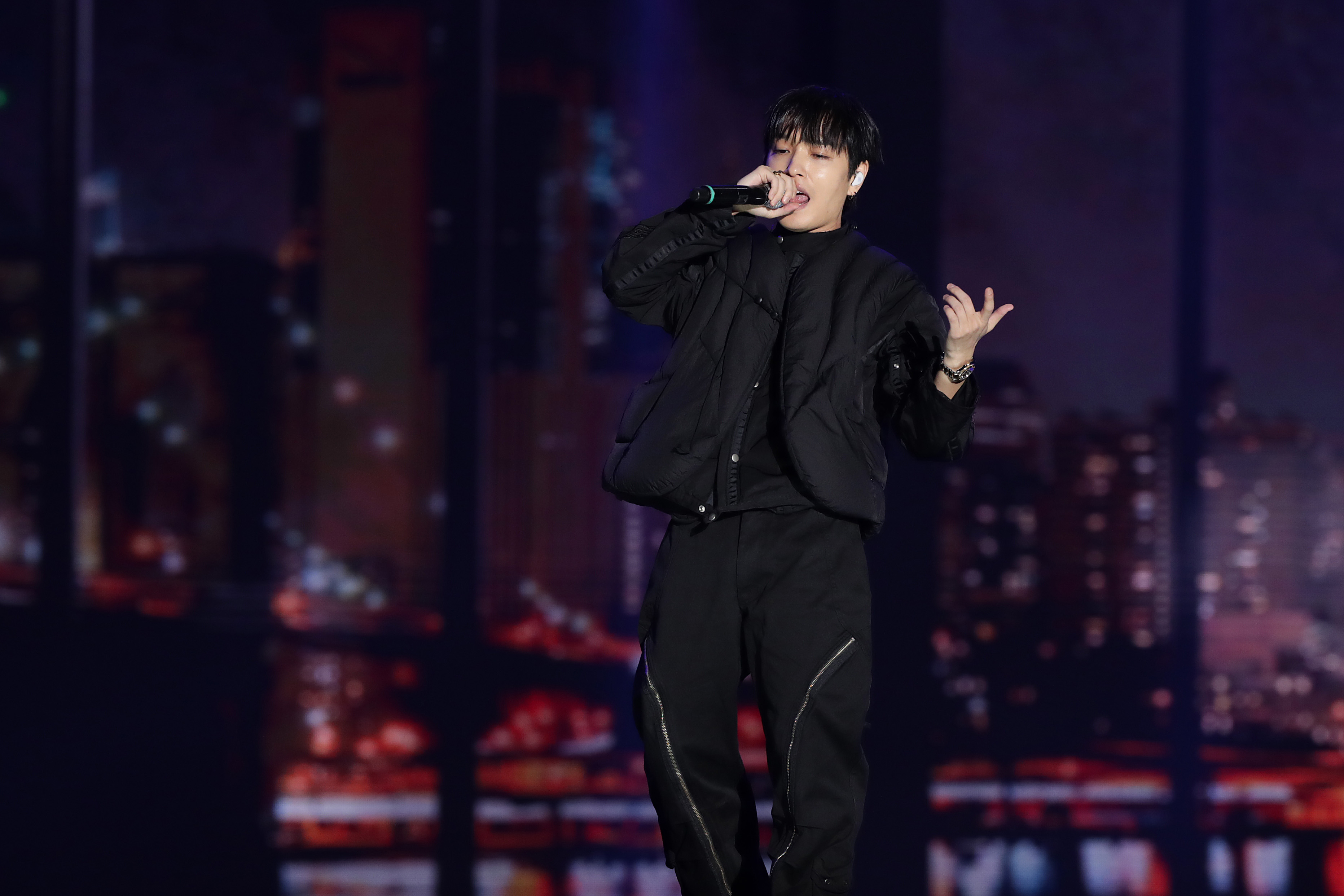Simon Dominic durante o World K-pop Concert 2021