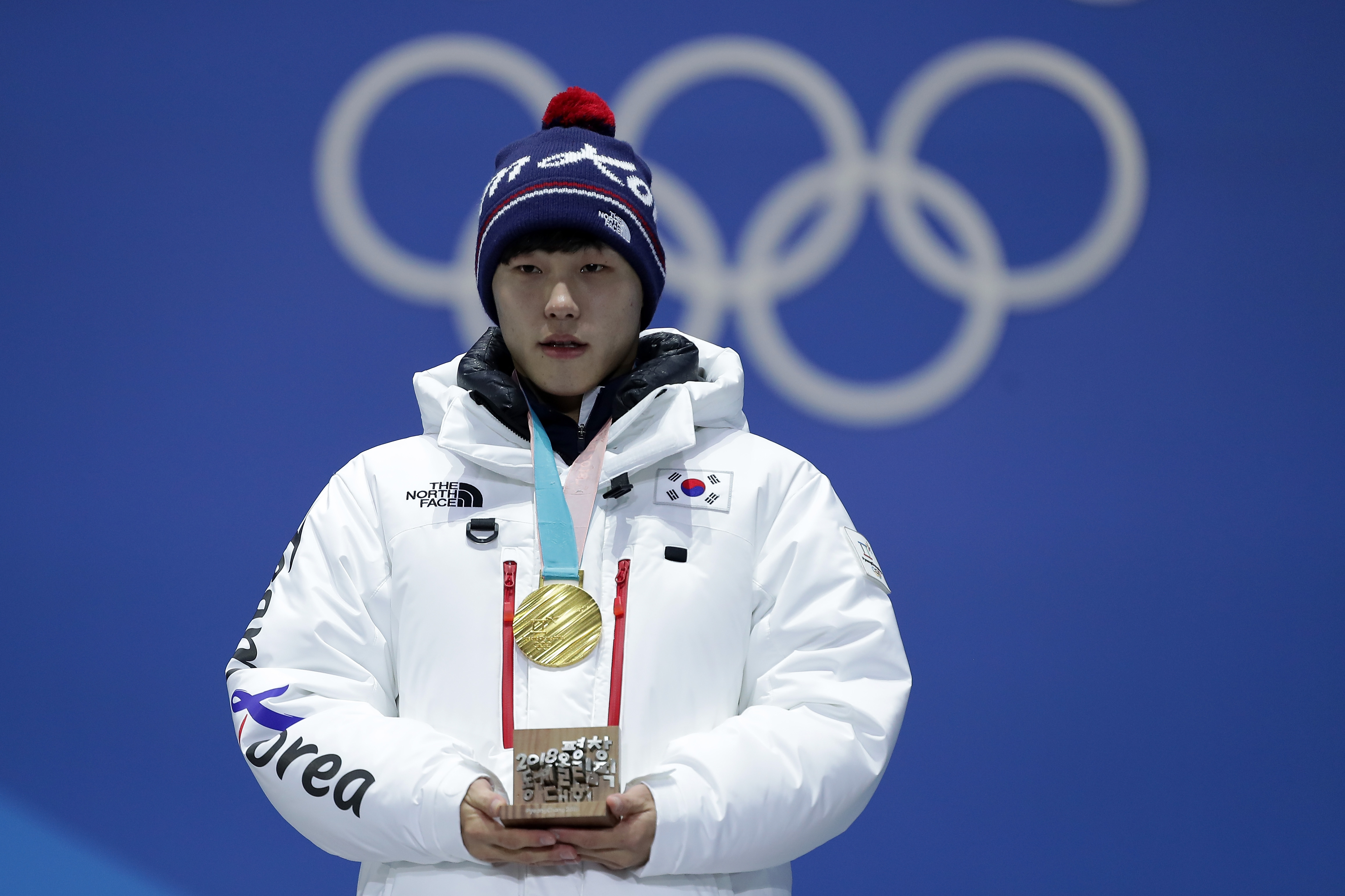 Yun Sungbin recebendo medalha de ouro nos Jogos Olímpicos de Inverno de 2018