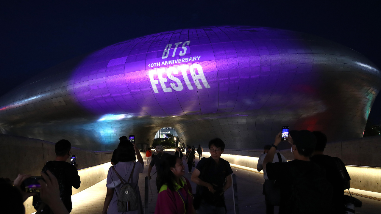 Dogfaemun Design Plaza iluminado para comemorar o 10º aniversário do BTS