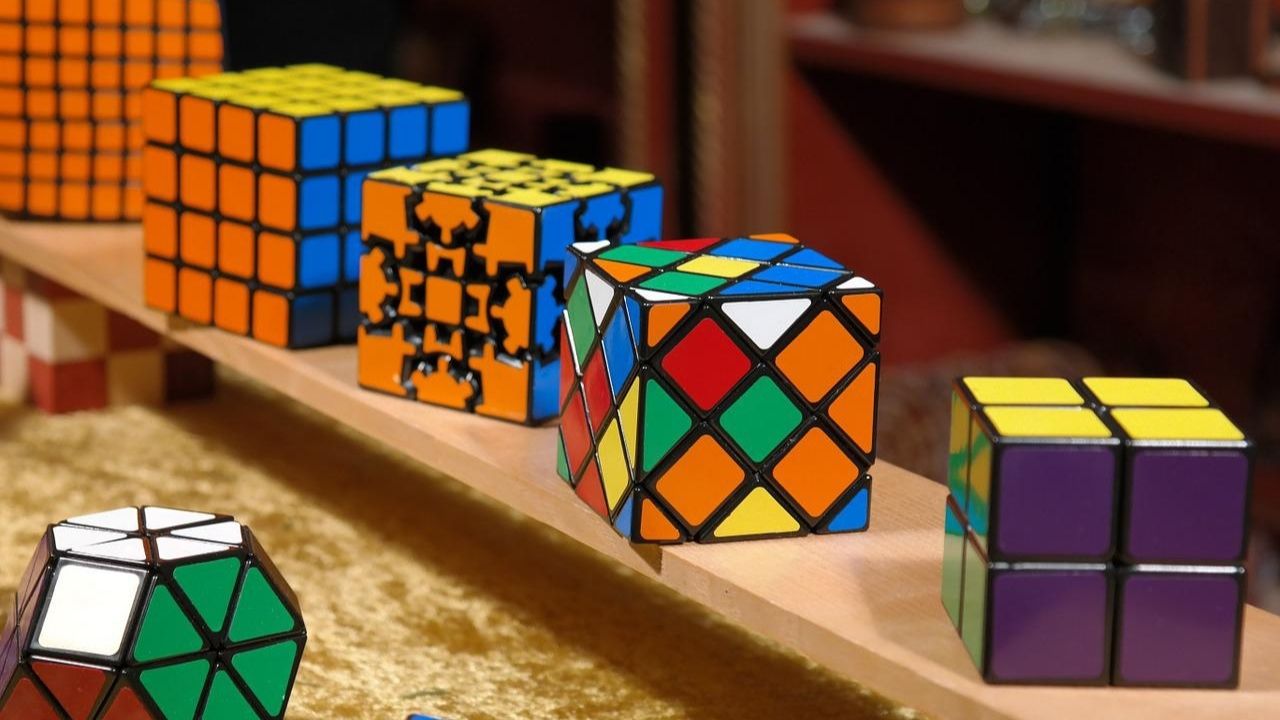 Chileno resolve um dos cubos mágicos mais difíceis do mundo