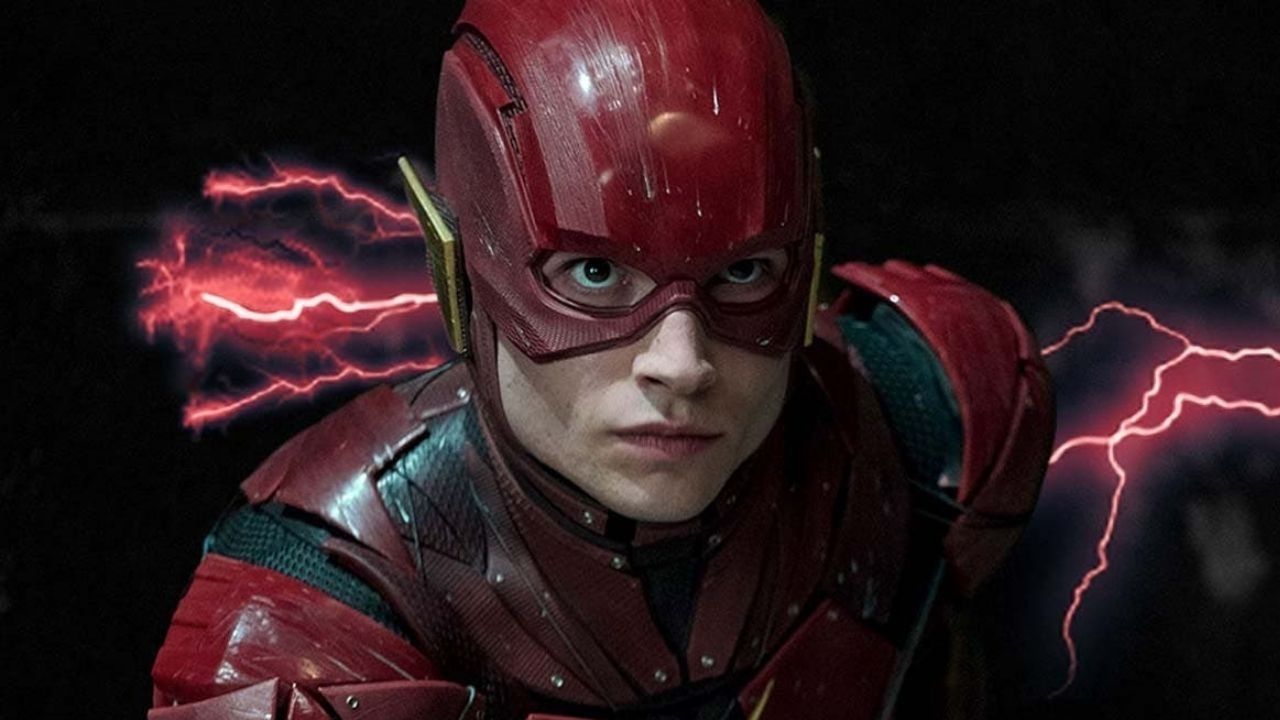 Ezra Miller como Flash