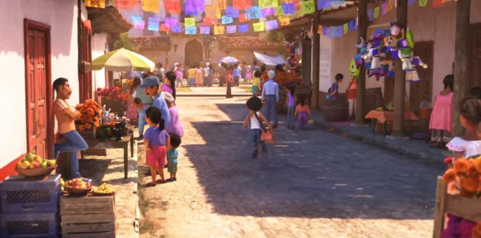 Cena em que as piñatas no formato do Woody, Buzz e Mike aparecem em 'Viva - A Vida É uma Festa'