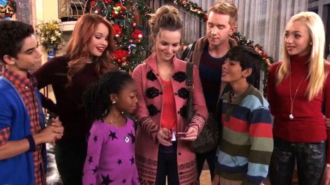 Cena do especial de Natal com elenco de 'Jessie' e de 'Boa Sorte, Charlie!'