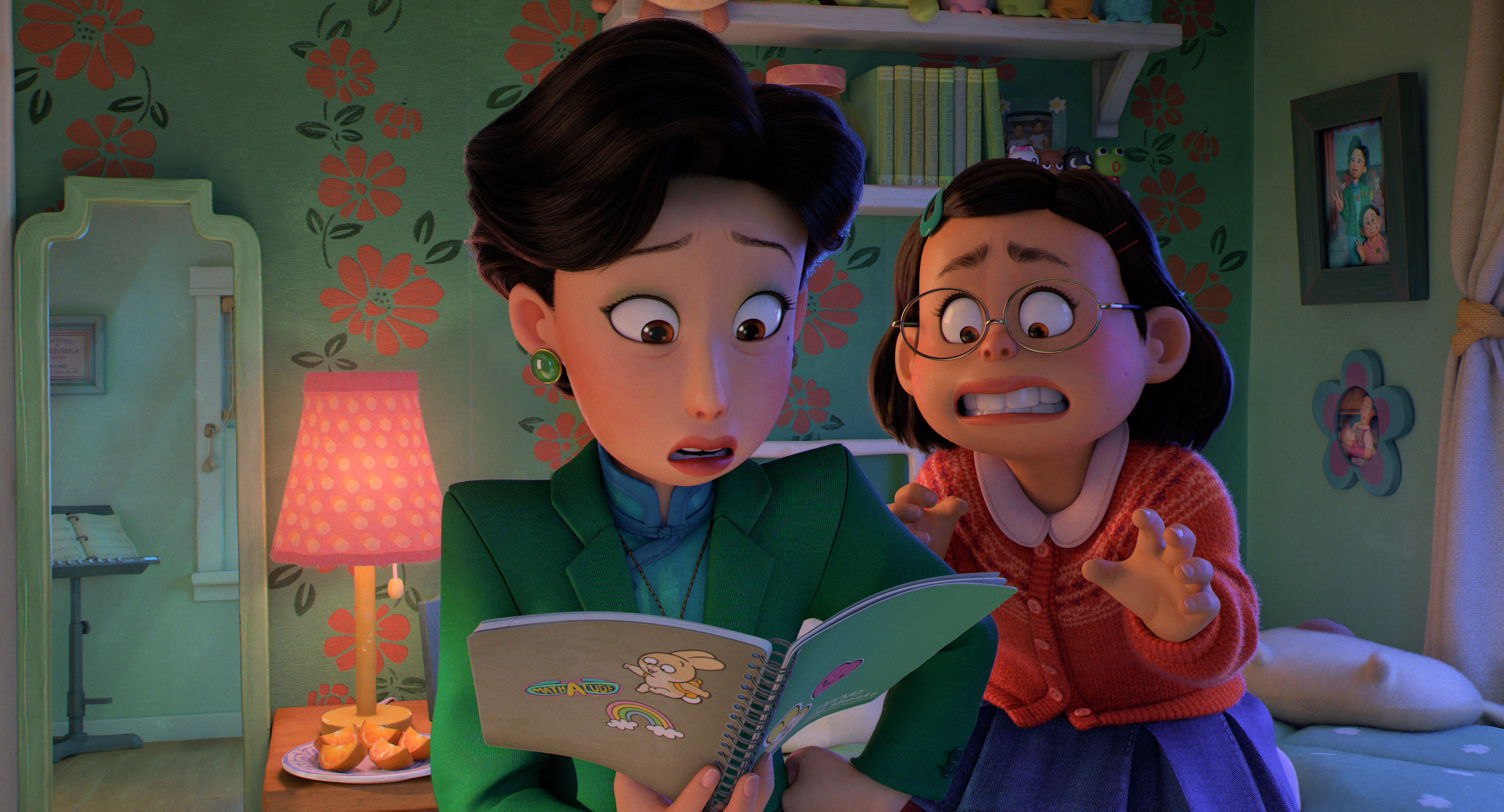 Ming ao lado de Mei lendo um livro com a filha desesperada