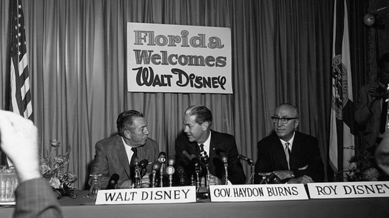 Walt Disney e Roy O. Disney em uma conferência da The Walt Disney Company