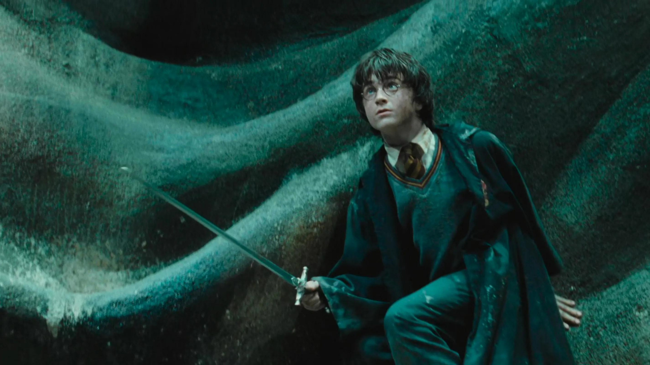 Harry Potter segurando a Espada da Grifinória em 'Harry Potter e a Câmara Secreta' (2002)