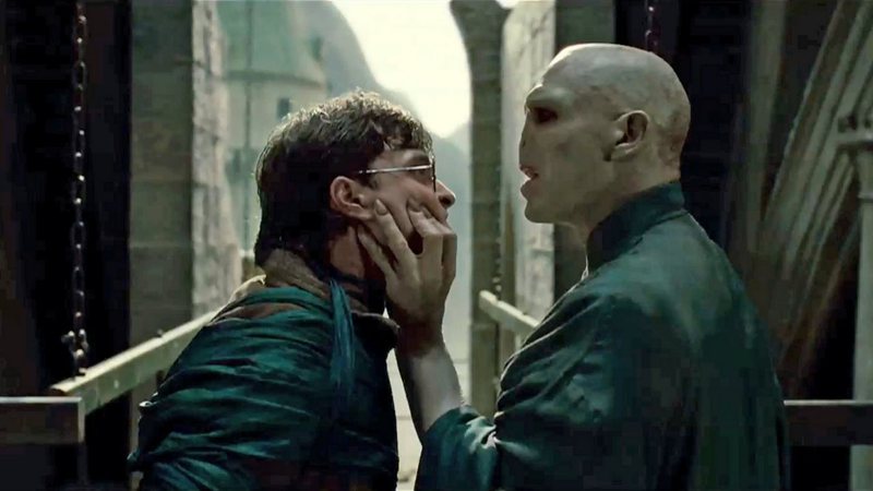 Voldemort segurando o rosto de Harry Potter