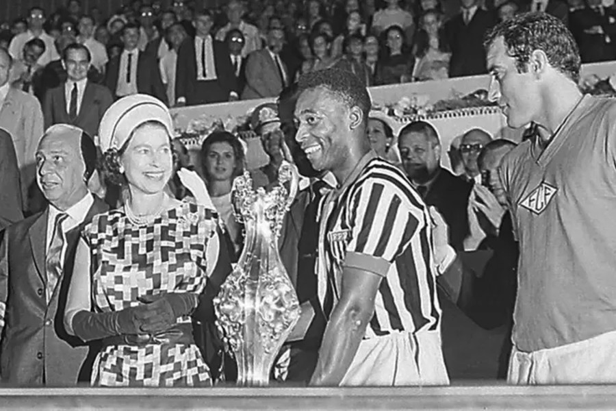 Rainha Elizabeth II entregando a taça ao Pelé