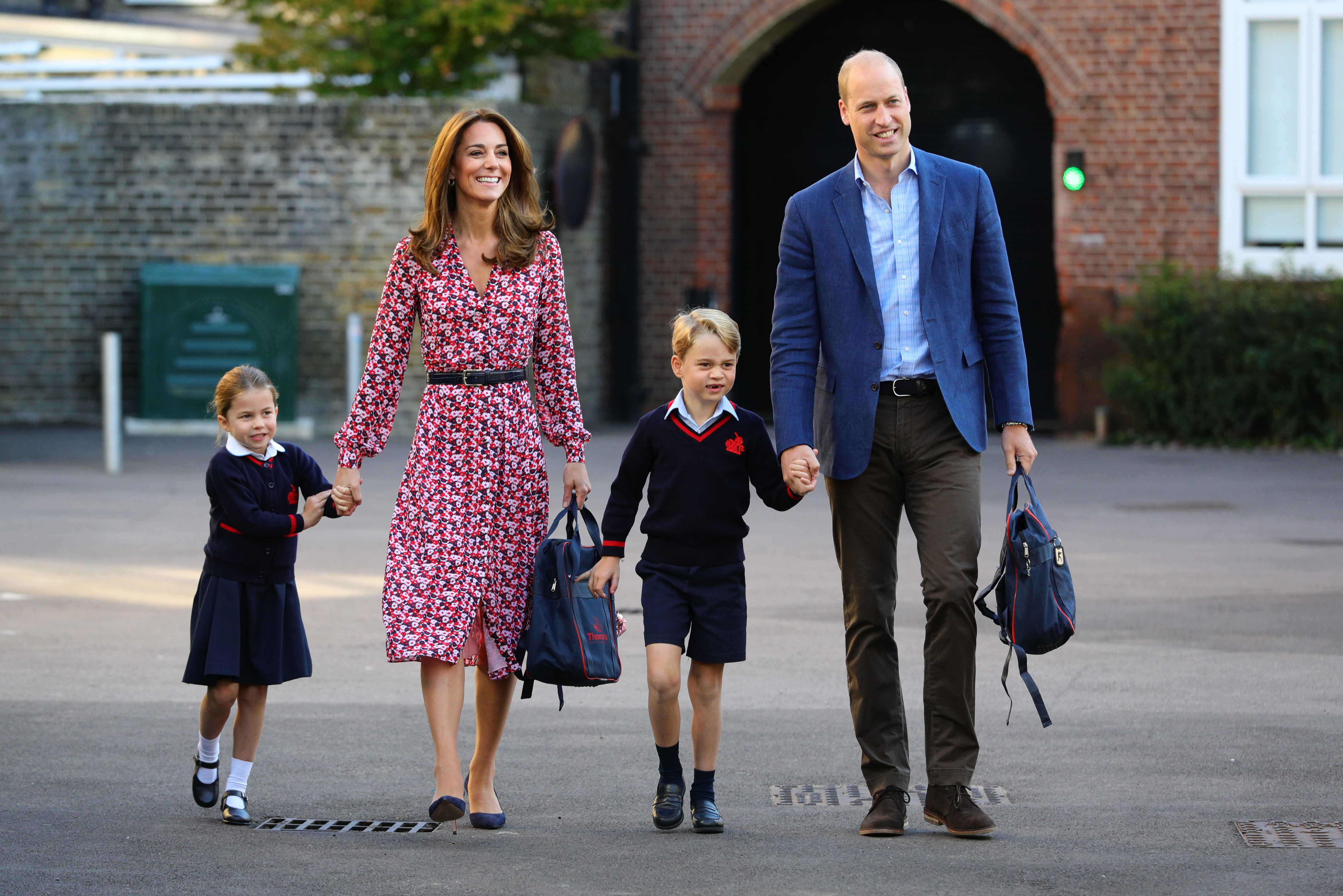 A princesa Charlotte chega para seu primeiro dia de aula, com seu irmão, o príncipe George e seus pais, o duque e a duquesa de Cambridge, em Thomas's Battersea, em Londres, em 5 de setembro de 2019, em Londres, Inglaterra.