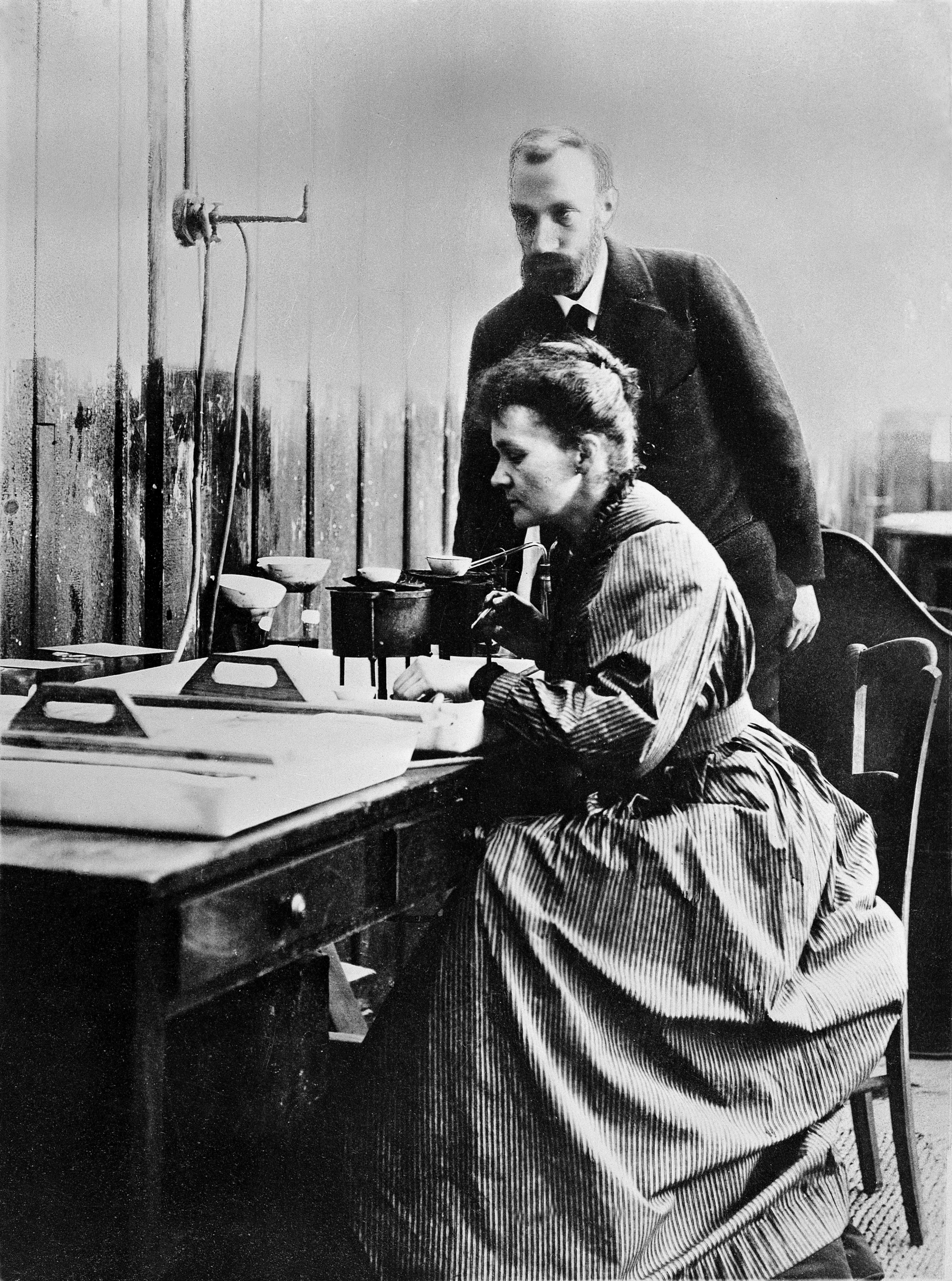 Pierre e Marie Curie no laboratório