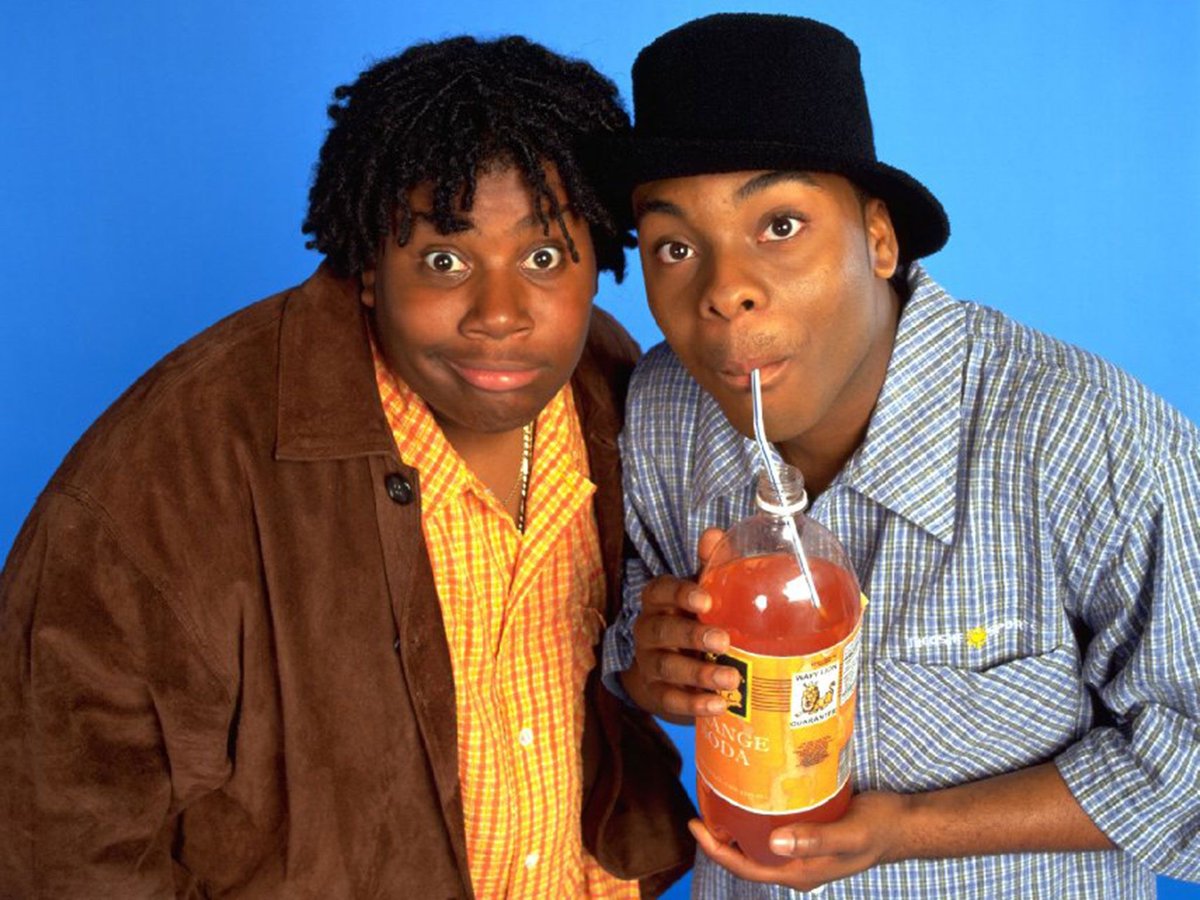 Kenan e Kel tomando refrigerante de laranja